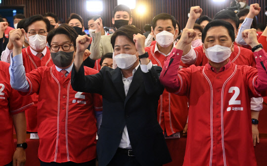 국민의힘 이준석 상임선대위원장, 권성동 공동선대위원장 등이 1일 서울 여의도 국회도서관에 마련된 '국민의힘 제8회 지방선거 개표상황실'에서 출구조사 방송을 시청하며 환호하고 있다. [국회사진기자단]